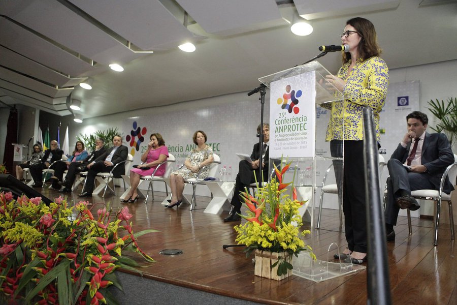 A 25ª Conferência Anprotec de Empreendedorismo e Ambientes de Inovação, que reúne cerca de 600 participantes de 25 estados e 17 países, em Cuiabá, teve como tema este ano "Ambientes de inovação mais sustentáveis: o empreendedor como protagonista da nova economia" (Foto: Gisele Federicce) A 25ª Conferência Anprotec de Empreendedorismo e Ambientes de Inovação, que reúne cerca de 600 participantes de 25 estados e 17 países, em Cuiabá, teve como tema este ano "Ambientes de inovação mais sustentáveis: o empreendedor como protagonista da nova economia"