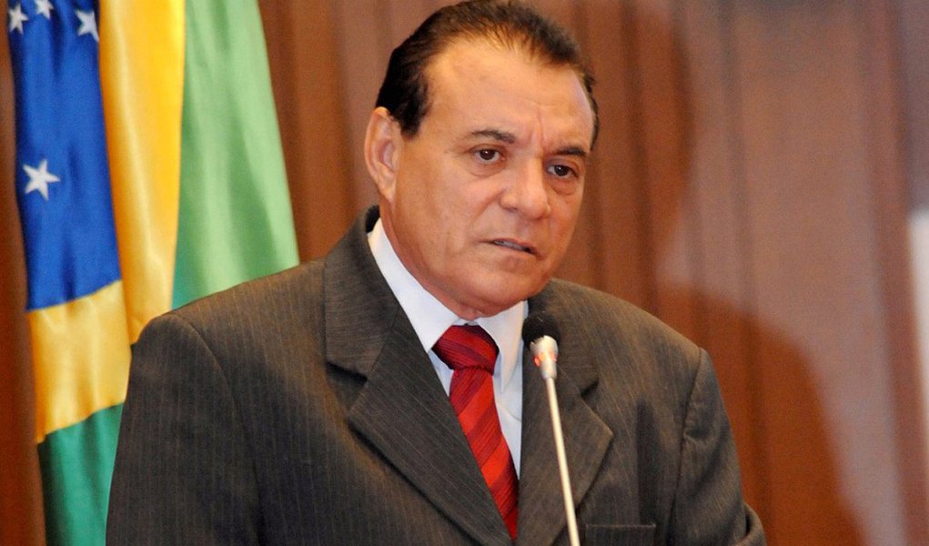 O deputado estadual Raimundo Cutrim (PCdoB), durante discurso, explicou que o escândalo na concessão de incentivos fiscais feitas pela secretaria da Fazenda, no governo Roseana Sarney, só veio à tona, também, por conta da questão dos precatórios; para ele, “essa de precatórios é muito maior, é muito mais robusta. Ali tem medalhões de Poderes envolvidos encabeçando, ali é uma organização que não tem mais de cinco cabeças” (Foto: Voney Malta) O deputado estadual Raimundo Cutrim (PCdoB), durante discurso, explicou que o escândalo na concessão de incentivos fiscais feitas pela secretaria da Fazenda, no governo Roseana Sarney, só veio à tona, também, por conta da questão dos precatórios; para ele, “essa de precatórios é muito maior, é muito mais robusta. Ali tem medalhões de Poderes envolvidos encabeçando, ali é uma organização que não tem mais de cinco cabeças”