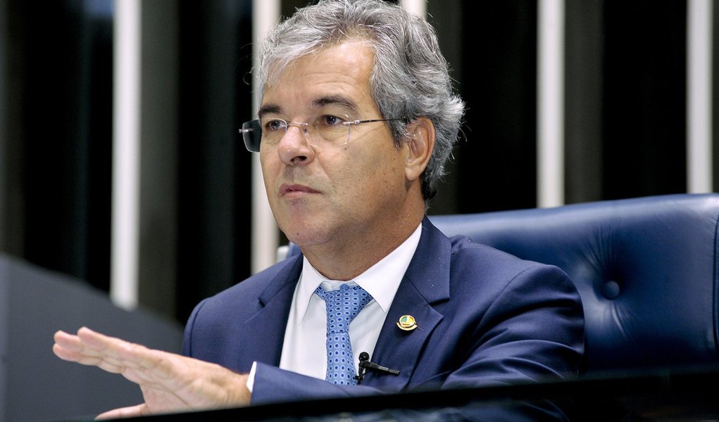 "Numa conjuntura política que se modifica a cada 24 horas, a posse de Jorge Viana (PT-AC) na presidência do Senado abre uma oportunidade inesperada às forças que resistem ao programa de desmanche do Estado brasileiro elaborado pela dupla Temer-Meirelles", escreve Paulo Moreira Leite; "Numa instituição onde a presidência dispõe de poderes absolutos, inclusive de pautar os assuntos em votação, Viana é um político experimentado, adversário público da PEC 55 e da Reforma da Previdência. Conhecido pelo espírito moderado e pelo comportamento de quem preza uma boa negociação", o senador deve assumir, a depender da decisão do Supremo nesta quarta-feira 7, "com duas alternativas: administrar o projeto do adversário ou encontrar caminhos para ser coerente com a própria história" (Foto: Paulo Moreira Leite) "Numa conjuntura política que se modifica a cada 24 horas, a posse de Jorge Viana (PT-AC) na presidência do Senado abre uma oportunidade inesperada às forças que resistem ao programa de desmanche do Estado brasileiro elaborado pela dupla Temer-Meirelles", escreve Paulo Moreira Leite; "Numa instituição onde a presidência dispõe de poderes absolutos, inclusive de pautar os assuntos em votação, Viana é um político experimentado, adversário público da PEC 55 e da Reforma da Previdência. Conhecido pelo espírito moderado e pelo comportamento de quem preza uma boa negociação", o senador deve assumir, a depender da decisão do Supremo nesta quarta-feira 7, "com duas alternativas: administrar o projeto do adversário ou encontrar caminhos para ser coerente com a própria história"
