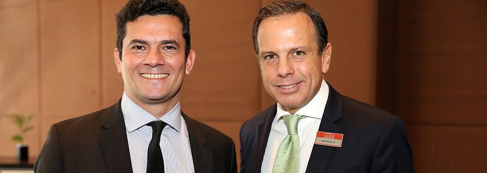 Pré-candidato do PSDB a prefeito de São Paulo João Doria Jr. ironizou a entrevista concedida por Lula a jornalistas em que diz que irá atuar na reeleição do prefeito Fernando Haddad (PT) em São Paulo: "É meu sonho de consumo o Lula aqui para defender o Fernando Haddad, mas tem que ser antes de ser preso. Vamos até pedir ao Moro para adiar essa prisão"; ainda afirmou que "Lula é um sem-vergonha, um cara-de-pau", ao comentar o trecho em que diz que "não tem uma viva alma mais honesta" do que ele (Foto: Roberta Namour) www.brasil247.com - Pré-candidato do PSDB a prefeito de São Paulo João Doria Jr. ironizou a entrevista concedida por Lula a jornalistas em que diz que irá atuar na reeleição do prefeito Fernando Haddad (PT) em São Paulo: "É meu sonho de consumo o Lula aqui para defender o Fernando Haddad, mas tem que ser antes de ser preso. Vamos até pedir ao Moro para adiar essa prisão"; ainda afirmou que "Lula é um sem-vergonha, um cara-de-pau", ao comentar o trecho em que diz que "não tem uma viva alma mais honesta" do que ele