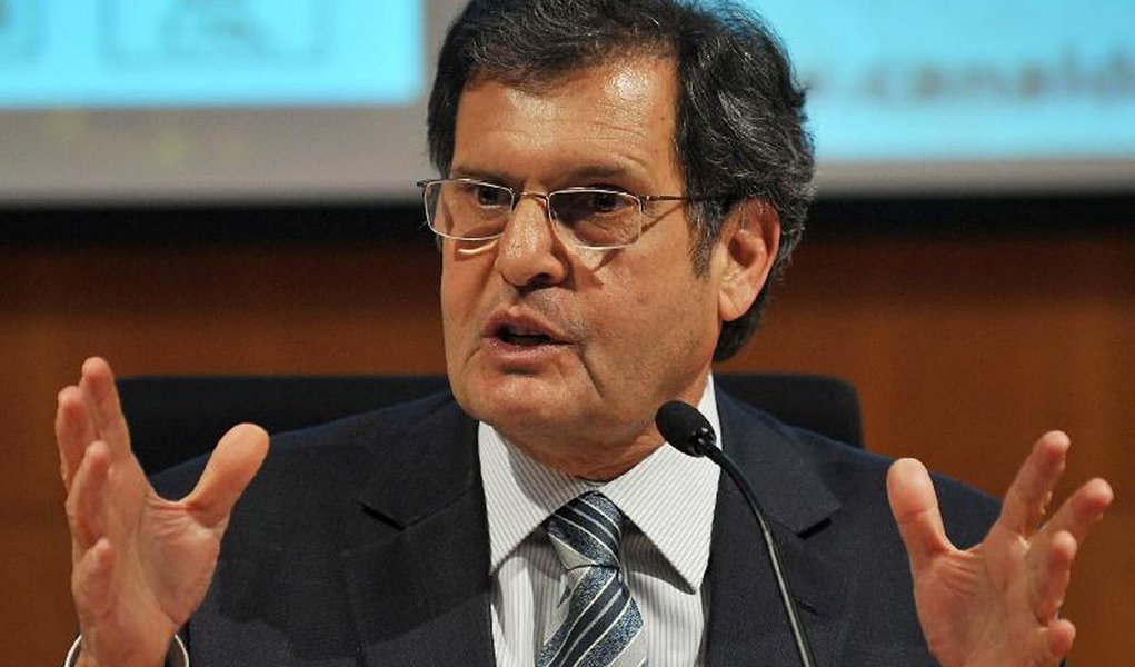 Roberto Brant, ex-ministro da Previdência do governo Fernando Henrique Cardoso,, disse que um eventual governo do PMDB terá que promover um choque de realidade econômica na sociedade e no Congresso. sob o risco de que cao isso não aconteça, "as pessoas vão achar que, votado o impeachment, podem voltar para casa e começar a gastar por conta. Elas precisam saber que o Estado está arruinado", afirmou; Brant, que foi um dos coordenadores do documento Uma Ponte para o Futuro, apresentado pelo PMDB como uma alternativa à economia, disse que as medidas serão duras e impopulares; "Esse documento não foi feito para enfrentar o voto popular. Com um programa desses não se vai para uma eleição", afirmou (Foto: Paulo Emílio) Roberto Brant, ex-ministro da Previdência do governo Fernando Henrique Cardoso,, disse que um eventual governo do PMDB terá que promover um choque de realidade econômica na sociedade e no Congresso. sob o risco de que cao isso não aconteça, "as pessoas vão achar que, votado o impeachment, podem voltar para casa e começar a gastar por conta. Elas precisam saber que o Estado está arruinado", afirmou; Brant, que foi um dos coordenadores do documento Uma Ponte para o Futuro, apresentado pelo PMDB como uma alternativa à economia, disse que as medidas serão duras e impopulares; "Esse documento não foi feito para enfrentar o voto popular. Com um programa desses não se vai para uma eleição", afirmou
