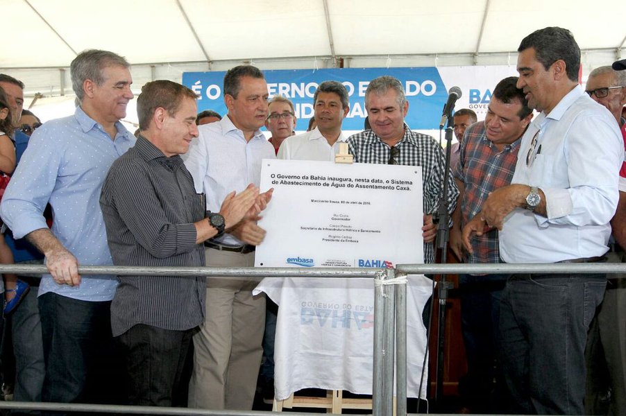 O governador Rui Costa (PT) entregou, para um consórcio de 13 municípios, retroescavadeira hidráulica, trator de esteira, pá carregadeira e caminhão caçamba, que representam investimentos de mais de R$ 1,5 milhão; máquinas serão utilizadas, principalmente, para manutenção de estradas vicinais e aguadas, entre outras obras; e, pela primeira vez, a água do Rio Paraguaçu está chegando tratada às torneiras de 640 moradores do assentamento Caxá, no município de Marcionílio Souza, na Chapada Diamantina (Foto: Voney Malta) O governador Rui Costa (PT) entregou, para um consórcio de 13 municípios, retroescavadeira hidráulica, trator de esteira, pá carregadeira e caminhão caçamba, que representam investimentos de mais de R$ 1,5 milhão; máquinas serão utilizadas, principalmente, para manutenção de estradas vicinais e aguadas, entre outras obras; e, pela primeira vez, a água do Rio Paraguaçu está chegando tratada às torneiras de 640 moradores do assentamento Caxá, no município de Marcionílio Souza, na Chapada Diamantina