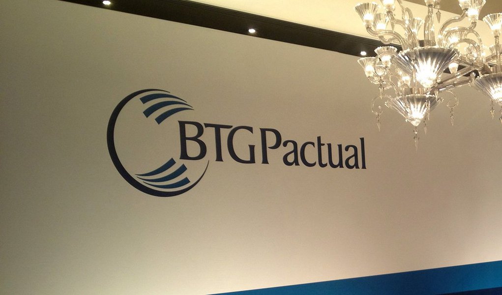 Banco BTG Pactual informou, por meio de carta do presidente do conselho do grupo financeiro, Pérsio Arida, que possui liquidez confortável, mas que irá continuar buscando oportunidades para a venda de ativos; conforto surgiu após o BTG conseguir acesso a uma linha de até R$ 6 bilhões do Fundo Garantidor de Créditos (FGC) que aliviou o caixa da insstituição que tem sofrido forte volume de resgates desde a semana passada, quando o ex-presidente do BTG, andré Esteves, foi preso pela Operação Lava Jato (Foto: Paulo Emílio) Banco BTG Pactual informou, por meio de carta do presidente do conselho do grupo financeiro, Pérsio Arida, que possui liquidez confortável, mas que irá continuar buscando oportunidades para a venda de ativos; conforto surgiu após o BTG conseguir acesso a uma linha de até R$ 6 bilhões do Fundo Garantidor de Créditos (FGC) que aliviou o caixa da insstituição que tem sofrido forte volume de resgates desde a semana passada, quando o ex-presidente do BTG, andré Esteves, foi preso pela Operação Lava Jato