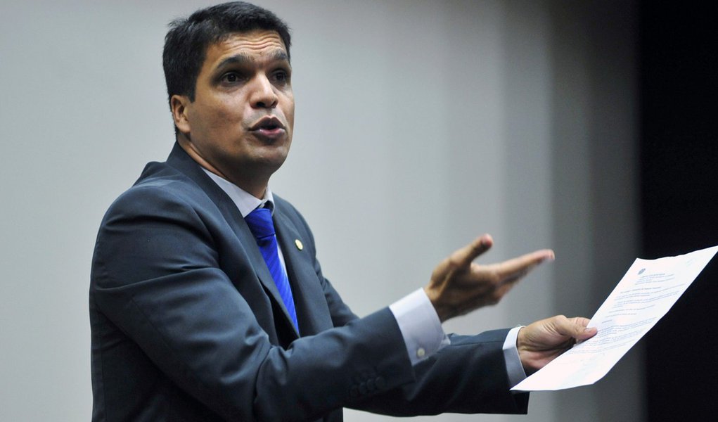 "Presidente Michel Temer, assim manda dizer o Senhor para ti: abandone a maçonaria, abandone o satanismo e vem correndo para Deus, vem correndo para Jesus Cristo. Arrependa-se dos seus pecados", discursou no plenário da Câmara o deputado Cabo Daciolo (PTdoB-RJ); confira o vídeo (Foto: Gisele Federicce) "Presidente Michel Temer, assim manda dizer o Senhor para ti: abandone a maçonaria, abandone o satanismo e vem correndo para Deus, vem correndo para Jesus Cristo. Arrependa-se dos seus pecados", discursou no plenário da Câmara o deputado Cabo Daciolo (PTdoB-RJ); confira o vídeo