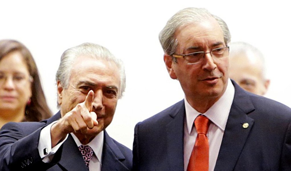 Citado por pelo menos seis delatores na Lava Jato por recebimento de propina no esquema de corrupção da Petrobras, em contas secretas no exterior, o presidente da Câmara, Eduardo Cunha (PMDB-RJ), diz que o processo de sua cassação deve ser anulado porque “o presidente do Conselho de Ética, José Carlos Araújo (PR-BA), usa o caso para aparecer na TV e tem histórico que inclui roubo de toca-fitas na adolescência”; “Eu vou sair da presidência da Câmara dia 1.° de fevereiro de 2017”, desafia; Cunha afirma que manterá posição contra um impeachment de Michel Temer, mas avisa que o vice não pode tratar deputados como empregados, assim como faz o governo do PT; “a Câmara não será uma empregada de Temer” (Foto: Roberta Namour) Citado por pelo menos seis delatores na Lava Jato por recebimento de propina no esquema de corrupção da Petrobras, em contas secretas no exterior, o presidente da Câmara, Eduardo Cunha (PMDB-RJ), diz que o processo de sua cassação deve ser anulado porque “o presidente do Conselho de Ética, José Carlos Araújo (PR-BA), usa o caso para aparecer na TV e tem histórico que inclui roubo de toca-fitas na adolescência”; “Eu vou sair da presidência da Câmara dia 1.° de fevereiro de 2017”, desafia; Cunha afirma que manterá posição contra um impeachment de Michel Temer, mas avisa que o vice não pode tratar deputados como empregados, assim como faz o governo do PT; “a Câmara não será uma empregada de Temer”