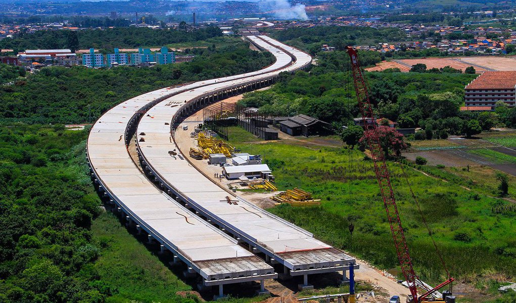 Polícia Federal e o Ministério Público Federal estão investigando indícios de superfaturamento e fraude à licitação nas obras do Trecho Norte do Rodoanel, com 47,6 km de extensão, que liga as rodovias Bandeirantes e Presidente Dutra; obra é de responsabilidade da Desenvolvimento Rodoviário S/A, estatal controlada pela gestão do governador Geraldo Alckmin (PSDB); suspeita é de que pelo menos R$ 170 milhões nos custos de terraplenagem da construção foi autorizado pela estatal para beneficiar empreiteiras (Foto: Aquiles Lins) Polícia Federal e o Ministério Público Federal estão investigando indícios de superfaturamento e fraude à licitação nas obras do Trecho Norte do Rodoanel, com 47,6 km de extensão, que liga as rodovias Bandeirantes e Presidente Dutra; obra é de responsabilidade da Desenvolvimento Rodoviário S/A, estatal controlada pela gestão do governador Geraldo Alckmin (PSDB); suspeita é de que pelo menos R$ 170 milhões nos custos de terraplenagem da construção foi autorizado pela estatal para beneficiar empreiteiras