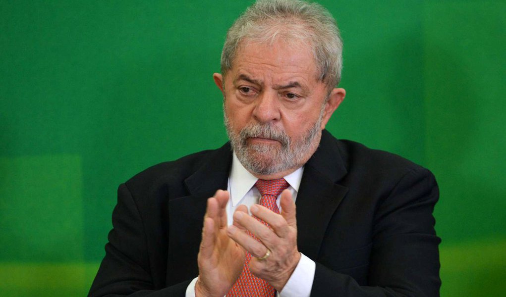 Plenário do Supremo Tribunal Federal (STF) julga nesta nesta quarta-feira, 20, a partir das 14 horas, o mandado de segurança do PPS e PSDB que suspendeu a posse do ex-presidente Luiz Inácio Lula da Silva no cargo de ministro-chefe da Casa Civil do governo da presidente da Dilma Rousseff; nomeação foi suspensa no dia 18 de março peloo ministro Gilmar Mendes, alegando que a nomeação para o cargo teve o objetivo de retirar a competência do juiz federal Sérgio Moro para julgá-lo; já a AGU alegou que a avaliação do ministro é equivocada, porque parte da premissa de que o Supremo é um lugar para proteção contra impunidade, o que não é verdade (Foto: Aquiles Lins) Plenário do Supremo Tribunal Federal (STF) julga nesta nesta quarta-feira, 20, a partir das 14 horas, o mandado de segurança do PPS e PSDB que suspendeu a posse do ex-presidente Luiz Inácio Lula da Silva no cargo de ministro-chefe da Casa Civil do governo da presidente da Dilma Rousseff; nomeação foi suspensa no dia 18 de março peloo ministro Gilmar Mendes, alegando que a nomeação para o cargo teve o objetivo de retirar a competência do juiz federal Sérgio Moro para julgá-lo; já a AGU alegou que a avaliação do ministro é equivocada, porque parte da premissa de que o Supremo é um lugar para proteção contra impunidade, o que não é verdade
