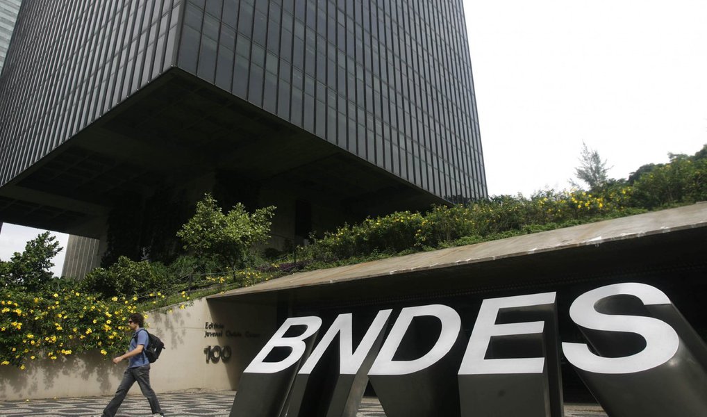 Desembolsos do Banco Nacional de Desenvolvimento Econômico e Social (BNDES) alcançaram R$ 18,1 bilhões nos primeiro trimestre deste ano, com queda de 46% na comparação com o mesmo período do ano passado; no primeiro trimestre de 2015, os recursos liberados pela instituição somaram R$ 33,3 bilhões, 24% menos que o registrado no acumulado janeiro/março de 2014; no acumulado dos últimos 12 meses, os desembolsos atingiram R$ 120,75 bilhões, um recuo de 32% sobre igual período anterior (Foto: Paulo Emílio) Desembolsos do Banco Nacional de Desenvolvimento Econômico e Social (BNDES) alcançaram R$ 18,1 bilhões nos primeiro trimestre deste ano, com queda de 46% na comparação com o mesmo período do ano passado; no primeiro trimestre de 2015, os recursos liberados pela instituição somaram R$ 33,3 bilhões, 24% menos que o registrado no acumulado janeiro/março de 2014; no acumulado dos últimos 12 meses, os desembolsos atingiram R$ 120,75 bilhões, um recuo de 32% sobre igual período anterior