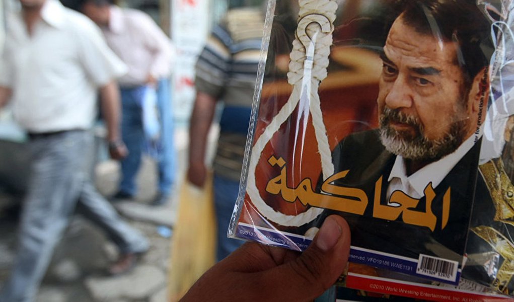 Depois de ser derrubado pelos EUA, o ex-presidente do Iraque, Saddam Hussein, nunca pediu misericórdia, disse o assessor de segurança nacional primeiro-ministro israelense Mowaffak al-Rubaie; segundo ele, antes de sua morte, Hussein exclamou: "Viva a nação!", "Viva o povo!", "Viva a Palestina!" e "Morte aos EUA!" (Foto: Leonardo Attuch) Depois de ser derrubado pelos EUA, o ex-presidente do Iraque, Saddam Hussein, nunca pediu misericórdia, disse o assessor de segurança nacional primeiro-ministro israelense Mowaffak al-Rubaie; segundo ele, antes de sua morte, Hussein exclamou: "Viva a nação!", "Viva o povo!", "Viva a Palestina!" e "Morte aos EUA!"