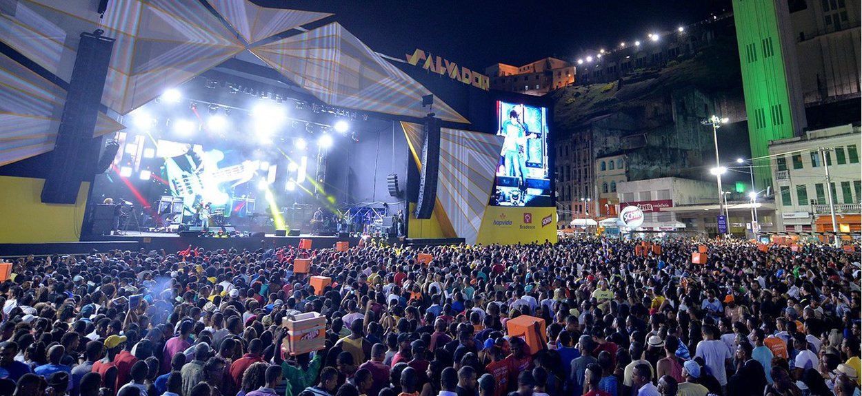 Começa nesta quarta-feira, a partir das 18h, na Praça Cairu, a programação do Réveillon de Salvador; a expectativa é de que mais de 1,5 milhão de pessoas passem pelo evento, entre baianos e turistas, até dia 1º de janeiro; a Arena Daniela Mercury será composta por um palco de 500 m² que receberá 29 shows nos cinco dias de festa; programação de hoje terá shows do Alavontê, Anitta, Claudia Leitte, Bell, Simone e Simaria e É o Tchan
(Foto: Fatima 247) Começa nesta quarta-feira, a partir das 18h, na Praça Cairu, a programação do Réveillon de Salvador; a expectativa é de que mais de 1,5 milhão de pessoas passem pelo evento, entre baianos e turistas, até dia 1º de janeiro; a Arena Daniela Mercury será composta por um palco de 500 m² que receberá 29 shows nos cinco dias de festa; programação de hoje terá shows do Alavontê, Anitta, Claudia Leitte, Bell, Simone e Simaria e É o Tchan