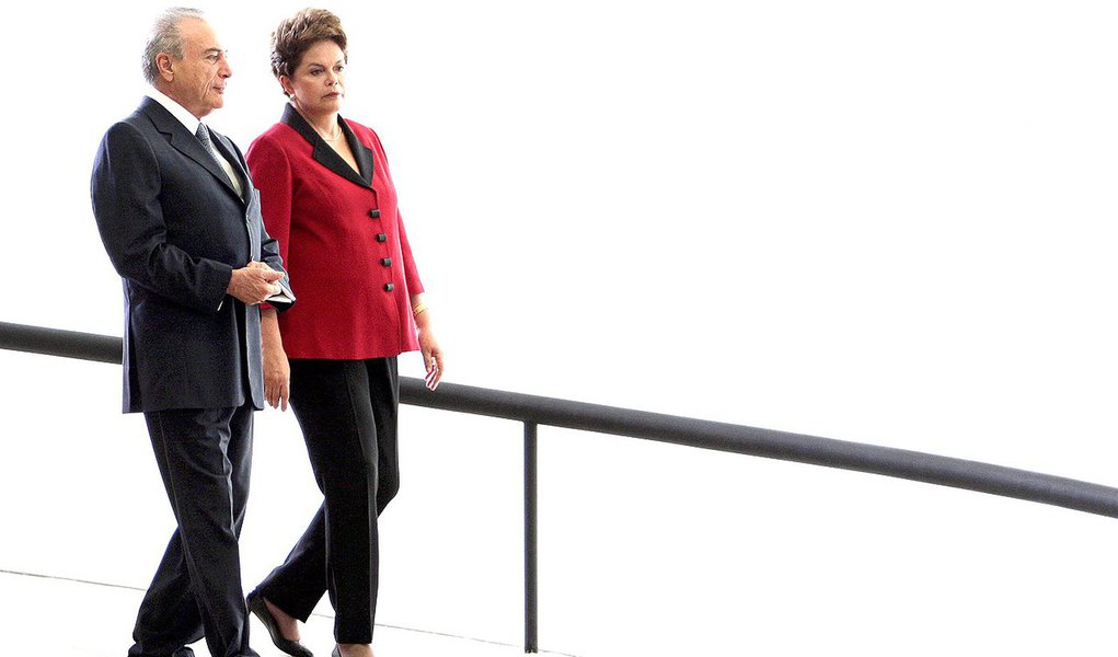 Advogados da presidente Dilma Rousseff e do vice Michel Temer devem elaborar uma estratégia de defesa conjunta contra a acusação no Tribunal Superior Eleitoral (TSE) de abuso do poder político e econômico na campanha de 2014; dizem que objetivo de ambos “é o mesmo, demonstrar que a ação do PSDB não tem fundamentos para cassar a chapa presidencial”; avanço sobre as investigações contra o PMDB na Lava Jato e pressão da oposição para novas eleições teriam contribuído para isso (Foto: Roberta Namour) Advogados da presidente Dilma Rousseff e do vice Michel Temer devem elaborar uma estratégia de defesa conjunta contra a acusação no Tribunal Superior Eleitoral (TSE) de abuso do poder político e econômico na campanha de 2014; dizem que objetivo de ambos “é o mesmo, demonstrar que a ação do PSDB não tem fundamentos para cassar a chapa presidencial”; avanço sobre as investigações contra o PMDB na Lava Jato e pressão da oposição para novas eleições teriam contribuído para isso