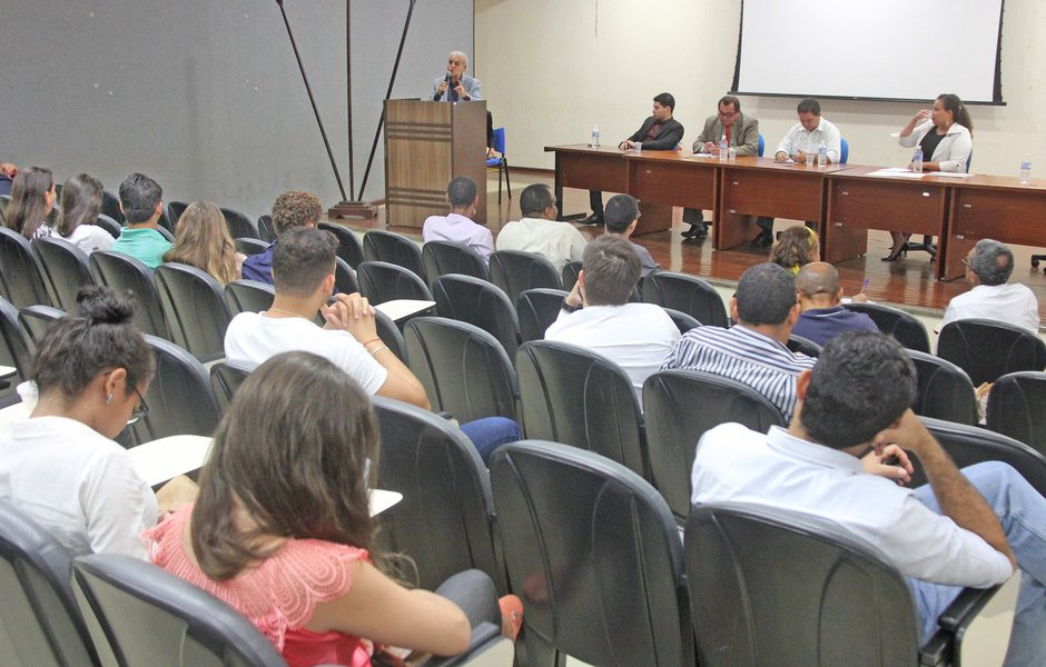 Durante sobre a PEC 241/55, realizado nessa quarta-feria, 16, no Centro Universitário Ceulp/Ulbra, o deputado estadual Paulo Mourão (PT) fez críticas à proposta do governo de Michel Temer que congela por 20 anos os gastos do governo, indexando-os à inflação; para ele, a medida inviabiliza o crescimento do Brasil; "O governo entendeu que é fazendo esse breque de despesas que vai corrigir o Brasil, eu acredito que não. É necessário que aja um ajuste fiscal, mas a medida proposta pelo presidente Michel Temer, por si só, não vai resolver o problema do equilíbrio fiscal brasileiro. Porque ela não vai resolver? Porque não se promove o desenvolvimento de uma nação só diminuindo gastos", criticou (Foto: Aquiles Lins) Durante sobre a PEC 241/55, realizado nessa quarta-feria, 16, no Centro Universitário Ceulp/Ulbra, o deputado estadual Paulo Mourão (PT) fez críticas à proposta do governo de Michel Temer que congela por 20 anos os gastos do governo, indexando-os à inflação; para ele, a medida inviabiliza o crescimento do Brasil; "O governo entendeu que é fazendo esse breque de despesas que vai corrigir o Brasil, eu acredito que não. É necessário que aja um ajuste fiscal, mas a medida proposta pelo presidente Michel Temer, por si só, não vai resolver o problema do equilíbrio fiscal brasileiro. Porque ela não vai resolver? Porque não se promove o desenvolvimento de uma nação só diminuindo gastos", criticou