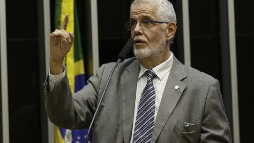 Para o deputado federal Jorge Solla (PT-BA), a CPI da Petrobras não conseguiu apurar as origens do esquema de corrupção que tomou conta estatal; segundo ele, o problema é antigo e remonta ao período em que Fernando Henrique Cardoso (PSDB) governou o país; “A corrupção na Petrobras é institucionalizada, mas não é de agora, do governo Lula e Dilma, é há muito tempo. O FHC admite que em 1996 foi alertado de que a Petrobras era um escândalo. Ele colocou isso no livro que publicou, que sabia e fez vistas grossas para a corrupção na Petrobras, onde havia um jogo de cartas marcadas”, disse (Foto: José Barbacena) Para o deputado federal Jorge Solla (PT-BA), a CPI da Petrobras não conseguiu apurar as origens do esquema de corrupção que tomou conta estatal; segundo ele, o problema é antigo e remonta ao período em que Fernando Henrique Cardoso (PSDB) governou o país; “A corrupção na Petrobras é institucionalizada, mas não é de agora, do governo Lula e Dilma, é há muito tempo. O FHC admite que em 1996 foi alertado de que a Petrobras era um escândalo. Ele colocou isso no livro que publicou, que sabia e fez vistas grossas para a corrupção na Petrobras, onde havia um jogo de cartas marcadas”, disse