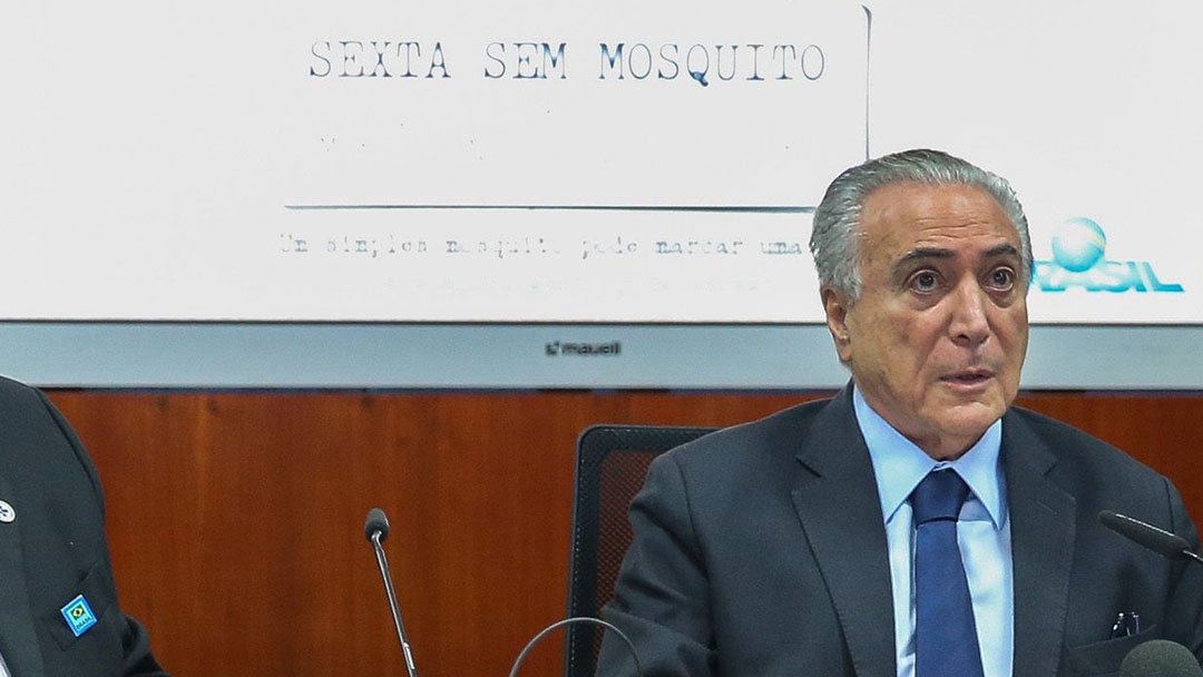 Presidente Michel Temer anda com os nervos à flor da pele nesta sexta-feira, 2; perguntado por jornalistas, após falar sobre o Dia Nacional de Combate ao Mosquito, em Brasília, sobre o pacote anticorrupção aprovado pela Câmara, Temer perdeu a paciência; "Estou falando de zika, por favor", rebateu o presidente de facto, de saída do local que deveria sediar uma entrevista coletiva, obviamente cancelada após o destempero do mandatário (Foto: Aquiles Lins) Presidente Michel Temer anda com os nervos à flor da pele nesta sexta-feira, 2; perguntado por jornalistas, após falar sobre o Dia Nacional de Combate ao Mosquito, em Brasília, sobre o pacote anticorrupção aprovado pela Câmara, Temer perdeu a paciência; "Estou falando de zika, por favor", rebateu o presidente de facto, de saída do local que deveria sediar uma entrevista coletiva, obviamente cancelada após o destempero do mandatário