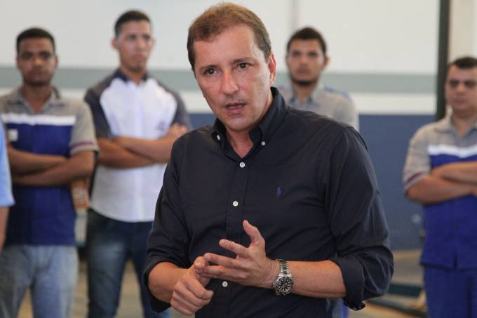 A comparação entre o tucano Hildon Chaves e João Doria ajudou a alavancar a campanha do agora prefeito de Porto Velho e ao que parece, Hildon vai insistir em se parecer com Doria. No discurso de posse, prometeu doar seus salários de prefeito à entidades beneficentes. Exatamente o que fez o tucano paulista (Foto: Luciana Oliveira) A comparação entre o tucano Hildon Chaves e João Doria ajudou a alavancar a campanha do agora prefeito de Porto Velho e ao que parece, Hildon vai insistir em se parecer com Doria. No discurso de posse, prometeu doar seus salários de prefeito à entidades beneficentes. Exatamente o que fez o tucano paulista
