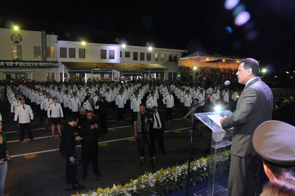 Em solenidade na Academia da Policia Militar, na noite de terça-feira, o governador Marconi Perillo confirmou que em dezembro o Estado irá pagar o aumento salarial de 12,33% para as forças de segurança do Estado em cumprimento ao compromisso firmado com a categoria; reajuste salarial concedido pelo governador é mais uma prova de que Goiás vive situação financeira confortável e bem diferente da maioria dos outros estados, que sofrem para pagar salários em dia e quitar o 13º; PIB goiano cresceu quatro vezes mais que a média nacional e Goiás é o segundo estado que mais gerou empregos neste ano (Foto: José Barbacena) Em solenidade na Academia da Policia Militar, na noite de terça-feira, o governador Marconi Perillo confirmou que em dezembro o Estado irá pagar o aumento salarial de 12,33% para as forças de segurança do Estado em cumprimento ao compromisso firmado com a categoria; reajuste salarial concedido pelo governador é mais uma prova de que Goiás vive situação financeira confortável e bem diferente da maioria dos outros estados, que sofrem para pagar salários em dia e quitar o 13º; PIB goiano cresceu quatro vezes mais que a média nacional e Goiás é o segundo estado que mais gerou empregos neste ano