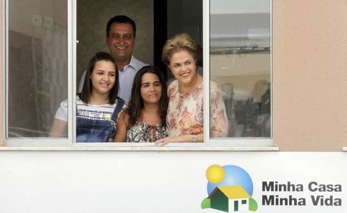 O governador Rui Costa e a presidente Dilma Rousseff entregam nesta terça-feira (27), em Salvador, mais 2.800 imóveis do programa Minha Casa, Minha Vida, do governo federal; os dois empreendimentos, o Residencial Coração de Maria e o Lagoa da Paixão STR, estão localizados na Estrada da Pedreira, Cassange, atrás do Ceasa; cerimônia está marcada para as 11h; na luta contra o impeachment, a Dilma receberá apoio de mulheres que se declaram independentes de grupos e/ou partidos políticos, e estão organizando o 'Abraçaço em Dilma – Mulheres Baianas Pela Democracia' (Foto: Romulo Faro) O governador Rui Costa e a presidente Dilma Rousseff entregam nesta terça-feira (27), em Salvador, mais 2.800 imóveis do programa Minha Casa, Minha Vida, do governo federal; os dois empreendimentos, o Residencial Coração de Maria e o Lagoa da Paixão STR, estão localizados na Estrada da Pedreira, Cassange, atrás do Ceasa; cerimônia está marcada para as 11h; na luta contra o impeachment, a Dilma receberá apoio de mulheres que se declaram independentes de grupos e/ou partidos políticos, e estão organizando o 'Abraçaço em Dilma – Mulheres Baianas Pela Democracia'