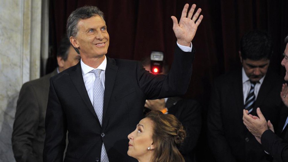 Candidato da centro-direita que venceu as eleições de novembro, Mauricio Macri precisará realizar ajustes na terceira maior economia da América Latina, mas tendo cuidado para não afetar as conquistas sociais alcançadas na última década; a inimizade entre Cristina Kirchner e Macri chegou ao ponto de a ex-presidente e seus aliados decidirem não participar da posse dele; a presidente Dilma Rousseff acompanha a cerimônia (Foto: Gisele Federicce) Candidato da centro-direita que venceu as eleições de novembro, Mauricio Macri precisará realizar ajustes na terceira maior economia da América Latina, mas tendo cuidado para não afetar as conquistas sociais alcançadas na última década; a inimizade entre Cristina Kirchner e Macri chegou ao ponto de a ex-presidente e seus aliados decidirem não participar da posse dele; a presidente Dilma Rousseff acompanha a cerimônia