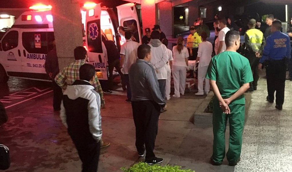 Autoridades colombianas disseram hoje (29) que, entre os 76 mortos do acidente aéreo com o avião da Chapecoense, há 21 jornalistas e representantes da imprensa e nove tripulantes, além dos jogadores e dirigentes esportivos. As equipes de impresa são das emissoras Fox e Globo, além de canais de rádio. As informações são da agência de notícias Ansa; entre os jornalistas, há nomes conhecidos como Victorino Chermont, Devair Paschoalon e Paulo Clement (Foto: Felipe L. Goncalves) Autoridades colombianas disseram hoje (29) que, entre os 76 mortos do acidente aéreo com o avião da Chapecoense, há 21 jornalistas e representantes da imprensa e nove tripulantes, além dos jogadores e dirigentes esportivos. As equipes de impresa são das emissoras Fox e Globo, além de canais de rádio. As informações são da agência de notícias Ansa; entre os jornalistas, há nomes conhecidos como Victorino Chermont, Devair Paschoalon e Paulo Clement