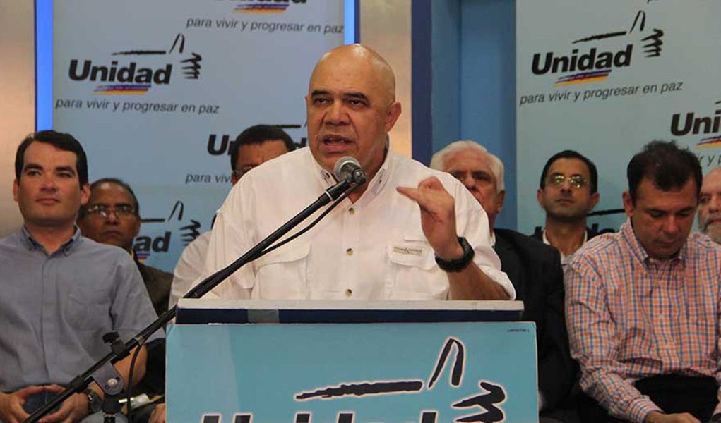 Integrantes da oposição venezuelana pediram ao presidente Nicolás Maduro para parar de dar desculpas pela derrota dos seus candidatos nas eleições legislativas e, em vez disso, cuide da falta de alimentos e liberte políticos presos; "Pedimos que o governo pare de chorar e comece a trabalhar", disse o líder da coalizão Unidade Democrática,Jesús Torrealba; "Estamos apenas a algumas semanas de um problema muito sério em termos de comida", completou (Foto: Paulo Emílio) Integrantes da oposição venezuelana pediram ao presidente Nicolás Maduro para parar de dar desculpas pela derrota dos seus candidatos nas eleições legislativas e, em vez disso, cuide da falta de alimentos e liberte políticos presos; "Pedimos que o governo pare de chorar e comece a trabalhar", disse o líder da coalizão Unidade Democrática,Jesús Torrealba; "Estamos apenas a algumas semanas de um problema muito sério em termos de comida", completou