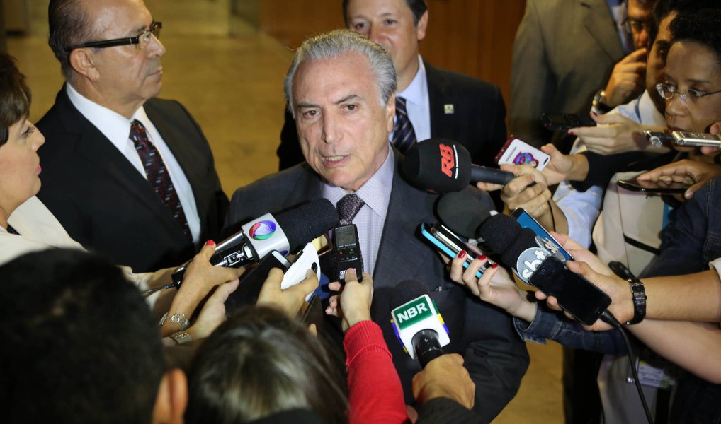 Após se reunir por cerca de uma hora com a presidente Dilma Rousseff nesta quarta (9), no Palácio do Planalto, o vice-presidente da República Michel Temer sinalizou que fará o possível para tomar sua cadeira; "relação será institucional", disse ele; declaração mais fria, impossível; isso significa que Temer já trabalha ao lado de Eduardo Cunha (PMDB-RJ) para tentar promover o impeachment motivado por 'pedaladas fiscais'; detalhe: Temer, que foi chamado de 'capitão do golpe' por Ciro Gomes, assinou decretos idênticos aos de Dilma, e o PSDB já fala em investigá-lo; o vice perdeu a compostura?; Dilma, em nota, disse que eles decidiram que terão "uma relação extremamente profícua, tanto pessoal quanto institucionalmente" (Foto: Aline Lima) Após se reunir por cerca de uma hora com a presidente Dilma Rousseff nesta quarta (9), no Palácio do Planalto, o vice-presidente da República Michel Temer sinalizou que fará o possível para tomar sua cadeira; "relação será institucional", disse ele; declaração mais fria, impossível; isso significa que Temer já trabalha ao lado de Eduardo Cunha (PMDB-RJ) para tentar promover o impeachment motivado por 'pedaladas fiscais'; detalhe: Temer, que foi chamado de 'capitão do golpe' por Ciro Gomes, assinou decretos idênticos aos de Dilma, e o PSDB já fala em investigá-lo; o vice perdeu a compostura?; Dilma, em nota, disse que eles decidiram que terão "uma relação extremamente profícua, tanto pessoal quanto institucionalmente"