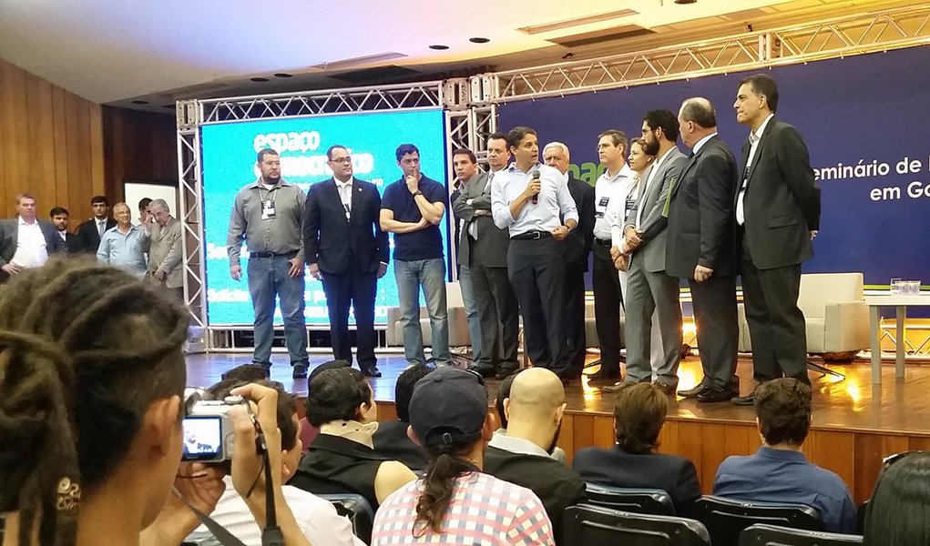Na presença do ministro das Cidades, Gilberto Kassab, e de filiados à sigla, secretário de Gestão e Planejamento e deputado federal licenciado citou os nomes dos deputados estaduais Francisco Júnior e Virmondes Cruvinel com pré-candidatos à prefeitura de Goiânia; "Nossa intenção é lançar chapas fortes em todos os municípios goianos", disse; com a declaração, Thiago praticamente descartou seu nome para a disputa na capital; ele afirma estar focado no trabalho que está desenvolvendo na Segplan, com prioridade aos projetos Goiás Mais Competitivo e do Consórcio Brasil Central, que congrega estados da região central do país (Foto: Realle Palazzo-Martini) Na presença do ministro das Cidades, Gilberto Kassab, e de filiados à sigla, secretário de Gestão e Planejamento e deputado federal licenciado citou os nomes dos deputados estaduais Francisco Júnior e Virmondes Cruvinel com pré-candidatos à prefeitura de Goiânia; "Nossa intenção é lançar chapas fortes em todos os municípios goianos", disse; com a declaração, Thiago praticamente descartou seu nome para a disputa na capital; ele afirma estar focado no trabalho que está desenvolvendo na Segplan, com prioridade aos projetos Goiás Mais Competitivo e do Consórcio Brasil Central, que congrega estados da região central do país