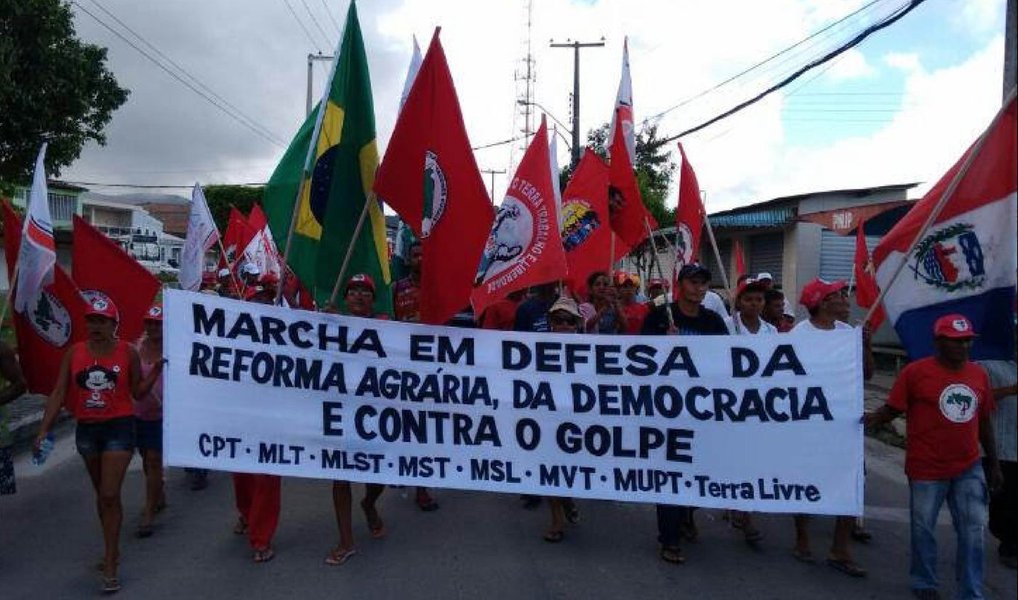 Cerca de 1.500 trabalhadores rurais sem terra seguem em direção a Maceió, numa marcha em defesa da reforma agrária e da democracia; sete movimentos que participam do ato saíram da cidade de União dos Palmares e devem chegar à capital na quinta, 28; "Queremos mostrar que a reforma agrária é importante para o desenvolvimento econômico e social. Estamos ainda denunciando a violência no campo. Em 2016, já foram 11 assassinatos no campo, no Brasil. Temos que defender nossos direitos e o direito à democracia, lutar contra o golpe", disse Gustavo Marinho, porta-voz do MST (Foto: Aquiles Lins) Cerca de 1.500 trabalhadores rurais sem terra seguem em direção a Maceió, numa marcha em defesa da reforma agrária e da democracia; sete movimentos que participam do ato saíram da cidade de União dos Palmares e devem chegar à capital na quinta, 28; "Queremos mostrar que a reforma agrária é importante para o desenvolvimento econômico e social. Estamos ainda denunciando a violência no campo. Em 2016, já foram 11 assassinatos no campo, no Brasil. Temos que defender nossos direitos e o direito à democracia, lutar contra o golpe", disse Gustavo Marinho, porta-voz do MST