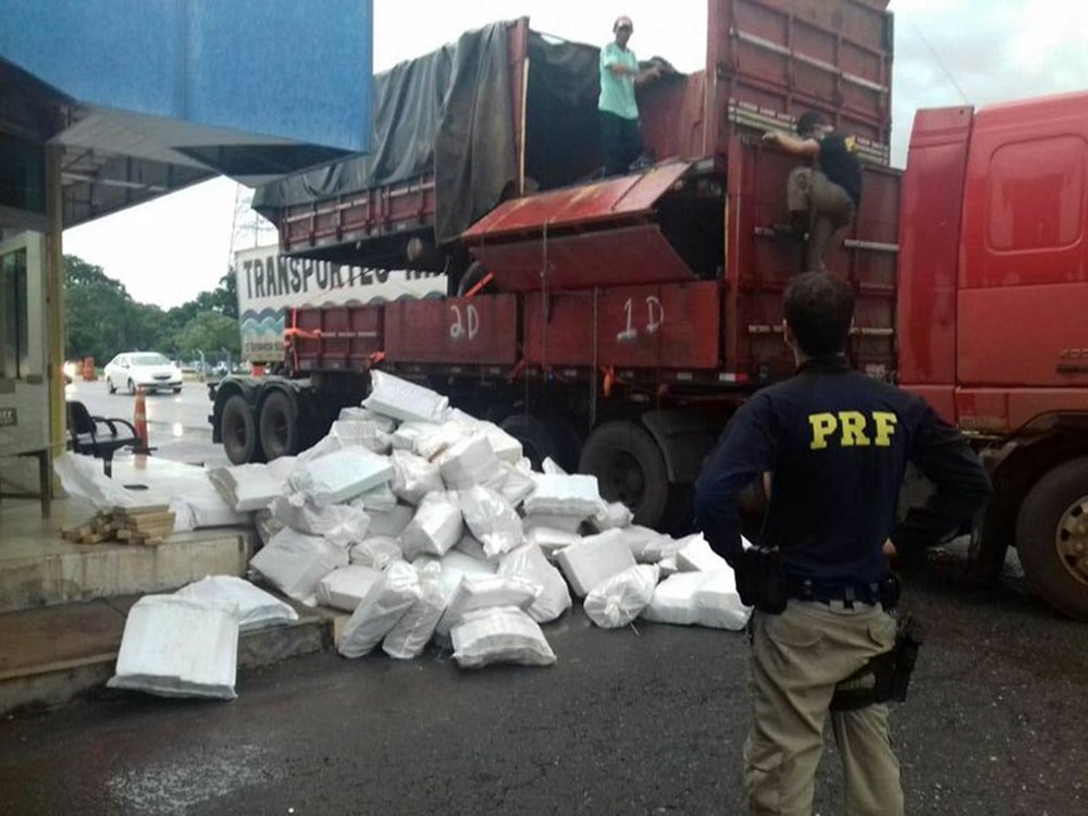 Uma carga de maconha foi achada em caminhão na cidade de Gurupi, no Sul do estado,após abordagem de equipe de policiais rodoviários federais para verificação de suspeição que o veículo transitava com excesso de altura; a droga estava escondida em outro veículo que estava sendo transportado; policiais acharam 101 sacos, totalizando cerca de 2.240 quilos de droga (Foto: Leonardo Lucena) Uma carga de maconha foi achada em caminhão na cidade de Gurupi, no Sul do estado,após abordagem de equipe de policiais rodoviários federais para verificação de suspeição que o veículo transitava com excesso de altura; a droga estava escondida em outro veículo que estava sendo transportado; policiais acharam 101 sacos, totalizando cerca de 2.240 quilos de droga