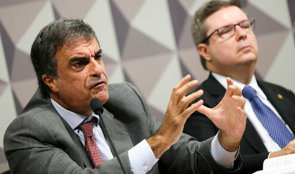 O advogado-geral da União, José Eduardo Cardozo, afirmou na noite desta sexta (29) que impeachment não é "recall"; a declaração foi dada durante reunião da comissão especial do Senado que analisa o pedido de abertura de processo de afastamento contra Dilma Rousseff; a sessão durou mais de nove horas; "Nós não temos recall no Brasil. Eu até defendo o recall, mas nós não temos. O impeachment não pode ser uma maneira camuflada de fazer um recall, até porque quem vai assumir é o vice, que é alguém que não foi eleito para aquela função", afirmou (Foto: Valter Lima) O advogado-geral da União, José Eduardo Cardozo, afirmou na noite desta sexta (29) que impeachment não é "recall"; a declaração foi dada durante reunião da comissão especial do Senado que analisa o pedido de abertura de processo de afastamento contra Dilma Rousseff; a sessão durou mais de nove horas; "Nós não temos recall no Brasil. Eu até defendo o recall, mas nós não temos. O impeachment não pode ser uma maneira camuflada de fazer um recall, até porque quem vai assumir é o vice, que é alguém que não foi eleito para aquela função", afirmou
