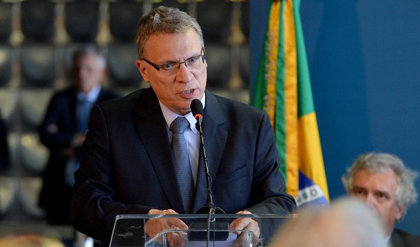O novo ministro da Justiça Eugenio Aragão afirma, em entrevista ao Brasilianas, da TV Brasil, que irá ao ar na nesta segunda (4), as 23h, que o país padece da estreiteza da visão penal, simplificadora, deletéria de que todos os problemas do país se resolvem meramente condenando os corruptos; O Brasil padece de uma corrupção sistêmica, diz ele, e não se resolve isso apenas no campo penal; "Tem que se avançar na reforma política, em regras de transparência", defende; ele também diz que um dos grandes problemas institucionais, em sua opinião, é o processo que atravessa o MPF (Foto: Valter Lima) O novo ministro da Justiça Eugenio Aragão afirma, em entrevista ao Brasilianas, da TV Brasil, que irá ao ar na nesta segunda (4), as 23h, que o país padece da estreiteza da visão penal, simplificadora, deletéria de que todos os problemas do país se resolvem meramente condenando os corruptos; O Brasil padece de uma corrupção sistêmica, diz ele, e não se resolve isso apenas no campo penal; "Tem que se avançar na reforma política, em regras de transparência", defende; ele também diz que um dos grandes problemas institucionais, em sua opinião, é o processo que atravessa o MPF