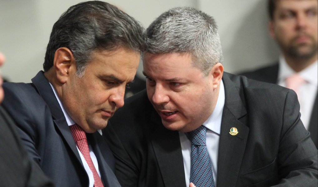 Senador Aécio Neves (PSDB-MG) felicitou o correligionário Antônio Anastasia (PSDB-MG) por ter sido o escolhido para ser o relator do processo de impeachment da presidente Dilma Rousseff no Senado e ironizou os adversários; "Fico muito feliz de ver que o único defeito que encontram nele é o fato de ele ser meu amigo. Se esse é o problema, acho que ele tem um grande aval para assumir esse posto", disse. "Quem sabe posso brigar com ele até o final desse processo para que esse seu defeito seja sanado pelo menos de forma temporária"; Já Anastasia disse possuir "o dom da serenidade", o que vai ajudá-lo a desempenhar a função de relator do processo de impeachment e com "responsabilidade e seriedade" (Foto: Paulo Emílio) Senador Aécio Neves (PSDB-MG) felicitou o correligionário Antônio Anastasia (PSDB-MG) por ter sido o escolhido para ser o relator do processo de impeachment da presidente Dilma Rousseff no Senado e ironizou os adversários; "Fico muito feliz de ver que o único defeito que encontram nele é o fato de ele ser meu amigo. Se esse é o problema, acho que ele tem um grande aval para assumir esse posto", disse. "Quem sabe posso brigar com ele até o final desse processo para que esse seu defeito seja sanado pelo menos de forma temporária"; Já Anastasia disse possuir "o dom da serenidade", o que vai ajudá-lo a desempenhar a função de relator do processo de impeachment e com "responsabilidade e seriedade"