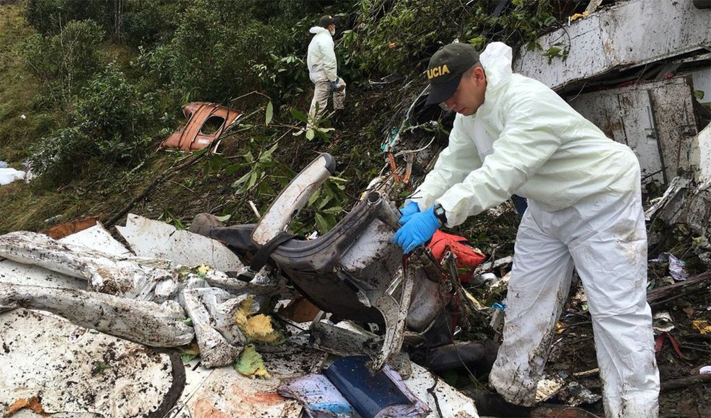 Tragédia que deixou ao menos 70 mortos, após a queda do avião da Chapecoense na Colômbia, lidera os temas mais comentados na rede social nesta terça-feira 29; jogadores do mundo todo, clubes, políticos e famosos divulgam suas mensagens de apoio aos familiares das vítimas (Foto: Gisele Federicce) Tragédia que deixou ao menos 70 mortos, após a queda do avião da Chapecoense na Colômbia, lidera os temas mais comentados na rede social nesta terça-feira 29; jogadores do mundo todo, clubes, políticos e famosos divulgam suas mensagens de apoio aos familiares das vítimas
