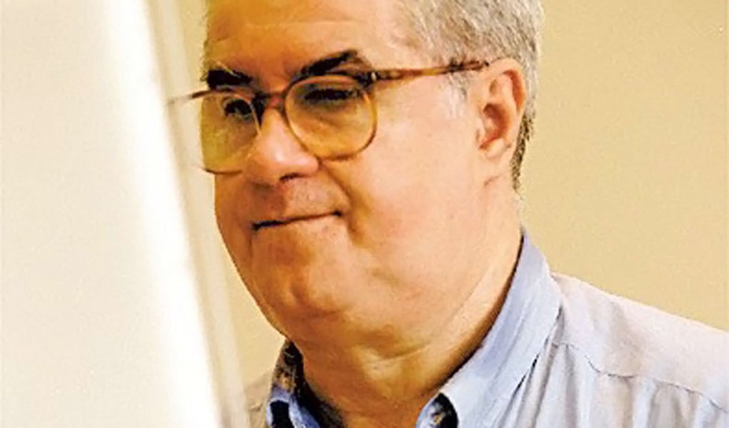 Ciente de que a presidente Dilma Rousseff tem gente disposta a ir para a rua defendê-la, o que dificultaria um processo de impeachment, o colunista Elio Gaspari saiu com uma proposta inusitada; "Talvez seja o caso de se pensar numa nova excentricidade: Dilma e Temer saem da frente e, de acordo com a Constituição, realizam-se novas eleições no ano que vem. Se eles quiserem, podem se candidatar", disse ele (Foto: Leonardo Attuch) Ciente de que a presidente Dilma Rousseff tem gente disposta a ir para a rua defendê-la, o que dificultaria um processo de impeachment, o colunista Elio Gaspari saiu com uma proposta inusitada; "Talvez seja o caso de se pensar numa nova excentricidade: Dilma e Temer saem da frente e, de acordo com a Constituição, realizam-se novas eleições no ano que vem. Se eles quiserem, podem se candidatar", disse ele