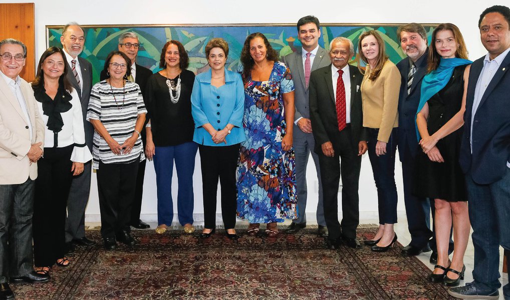 A comissão política nacional do PC do B emitiu nota nesta sexta (29) na qual defende a convocação da população para que seja realizado um plebiscito sobre a realização imediata de eleições diretas para presidente da República, como alternativa ao processo de impeachment; "Ante o risco iminente de ruptura de um ciclo contínuo de 31 anos de democracia – que, se concretizado, irá provocar uma fratura institucional de graves consequências –, ante tão grave ameaça, o PCdoB apresenta para o exame das amplas forças democráticas do país a proposta de que seja realizado um plebiscito, no qual o povo, no exercício de sua soberania, decida sobre a convocação imediata de eleições presidenciais", diz (Foto: Valter Lima) A comissão política nacional do PC do B emitiu nota nesta sexta (29) na qual defende a convocação da população para que seja realizado um plebiscito sobre a realização imediata de eleições diretas para presidente da República, como alternativa ao processo de impeachment; "Ante o risco iminente de ruptura de um ciclo contínuo de 31 anos de democracia – que, se concretizado, irá provocar uma fratura institucional de graves consequências –, ante tão grave ameaça, o PCdoB apresenta para o exame das amplas forças democráticas do país a proposta de que seja realizado um plebiscito, no qual o povo, no exercício de sua soberania, decida sobre a convocação imediata de eleições presidenciais", diz
