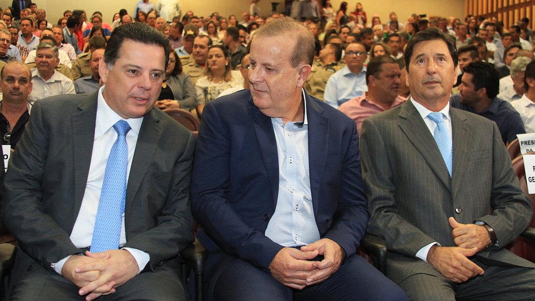 Governador conclamou os prefeitos goianos para uma “guerra” contra o mosquito Aedes aegipty, transmissor da dengue, chicungunya e zika, no lançamento do movimento “Goiás Contra o Aedes”, na manhã de desta terça-feira; "Eu tive dengue, no início de 2012, fiquei dez dias sem sair de casa. É horrível. E pode matar”, alertou; Marconi confirmou publicação do decreto que oficializa ações contra o mosquito e garantiu R$ 10 milhões para ações emergenciais
(Foto: José Barbacena) Governador conclamou os prefeitos goianos para uma “guerra” contra o mosquito Aedes aegipty, transmissor da dengue, chicungunya e zika, no lançamento do movimento “Goiás Contra o Aedes”, na manhã de desta terça-feira; "Eu tive dengue, no início de 2012, fiquei dez dias sem sair de casa. É horrível. E pode matar”, alertou; Marconi confirmou publicação do decreto que oficializa ações contra o mosquito e garantiu R$ 10 milhões para ações emergenciais