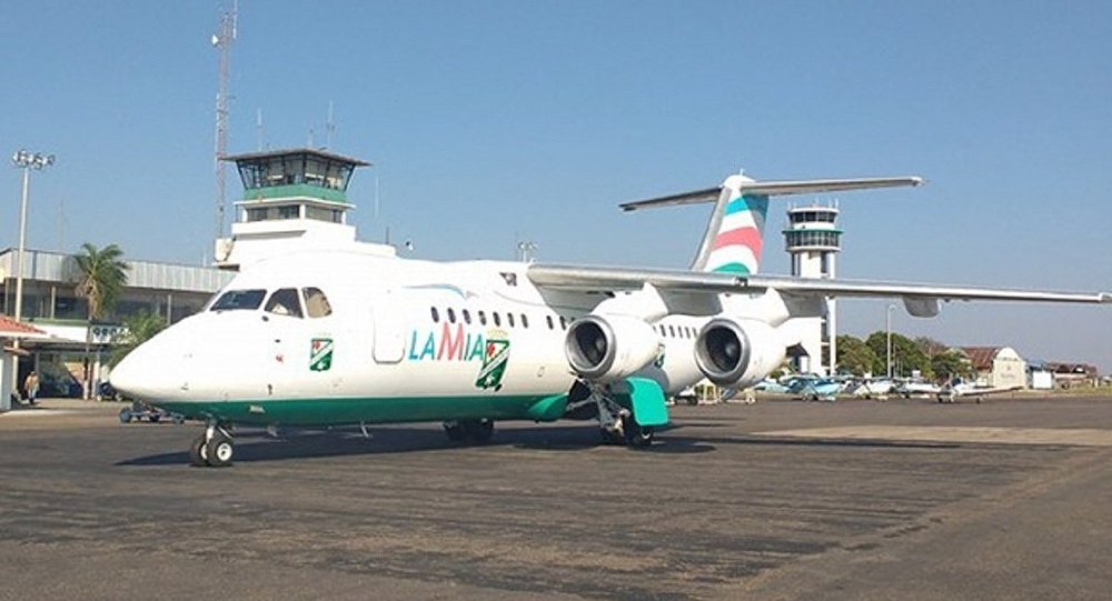 O diretor geral da companhia aérea LaMia, Gustavo Vargas Gamboa, foi detido na Bolívia, juntamente com dois funcionários da empresa, e foi levado à procuradoria de Santa Cruz, segundo informou nesta terça-feira a imprensa local; A aeronave da companhia caiu na Colômbia, na terça-feira passada, há 50 quilómetros de Medelín. A bordo do avião estavam 77 pessoas — 10 membros da tripulação e 68 passageiros, incluindo os jogadores e membros da equipe do Chapecoense (Foto: Leonardo Attuch) O diretor geral da companhia aérea LaMia, Gustavo Vargas Gamboa, foi detido na Bolívia, juntamente com dois funcionários da empresa, e foi levado à procuradoria de Santa Cruz, segundo informou nesta terça-feira a imprensa local; A aeronave da companhia caiu na Colômbia, na terça-feira passada, há 50 quilómetros de Medelín. A bordo do avião estavam 77 pessoas — 10 membros da tripulação e 68 passageiros, incluindo os jogadores e membros da equipe do Chapecoense