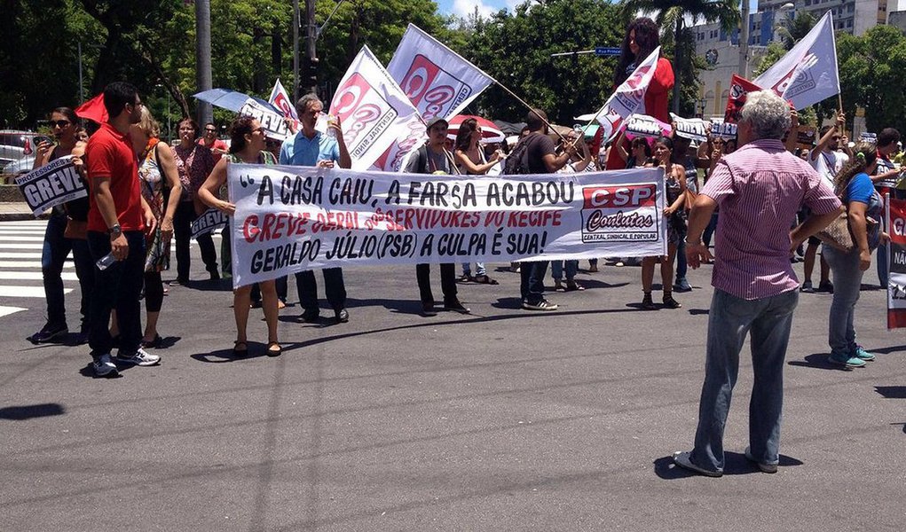 Greve dos professores da rede de ensino municipal completa um semana sem que haja a perspectiva de um acordo coma adminsitração municipal; paralisação, que foi decretada ilegal pela Justiça antes de começar, tem uma adesão de 80% dos docentes municipais, segundo o sindicato da categoria; PCR diz que o movimento é normal em 92% das escolas e afirma que só voltará a negociar após o término da greve; professores querem um reajuste de 11,35%, porém a prefeitura condicionou o aumento a um crescimento da receita (Foto: Paulo Emílio) Greve dos professores da rede de ensino municipal completa um semana sem que haja a perspectiva de um acordo coma adminsitração municipal; paralisação, que foi decretada ilegal pela Justiça antes de começar, tem uma adesão de 80% dos docentes municipais, segundo o sindicato da categoria; PCR diz que o movimento é normal em 92% das escolas e afirma que só voltará a negociar após o término da greve; professores querem um reajuste de 11,35%, porém a prefeitura condicionou o aumento a um crescimento da receita