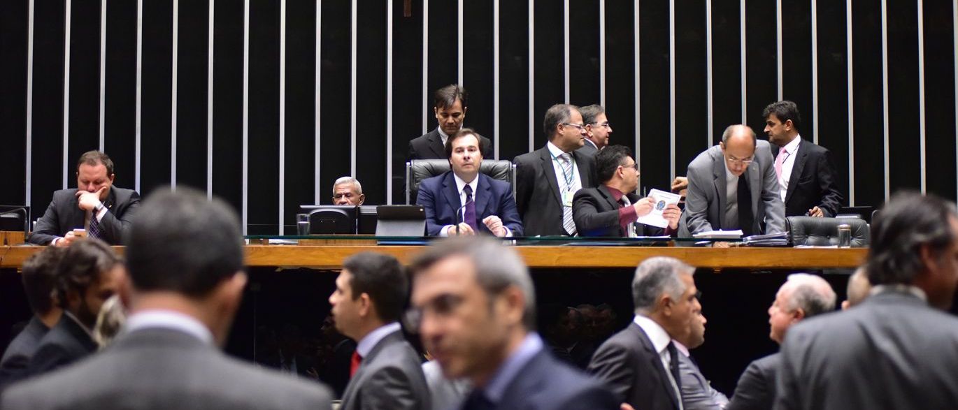 Líderes petistas na Câmara avaliam entrar no Supremo Tribunal Federal para garantir uma vaga na composição da Mesa Diretora da Câmara, no caso de a estratégia de lançar candidato próprio à presidência naufragar diante da candidatura à reeleição de Rodrigo Maia (DEM); segundo a coluna Painel desta segunda-feira, 30, sigla se apoia em um artigo do regimento que diz que a minoria tem "assegurado" um lugar entre os dirigentes, ainda que não tenha direito pela proporcionalidade (Foto: Aquiles Lins) Líderes petistas na Câmara avaliam entrar no Supremo Tribunal Federal para garantir uma vaga na composição da Mesa Diretora da Câmara, no caso de a estratégia de lançar candidato próprio à presidência naufragar diante da candidatura à reeleição de Rodrigo Maia (DEM); segundo a coluna Painel desta segunda-feira, 30, sigla se apoia em um artigo do regimento que diz que a minoria tem "assegurado" um lugar entre os dirigentes, ainda que não tenha direito pela proporcionalidade