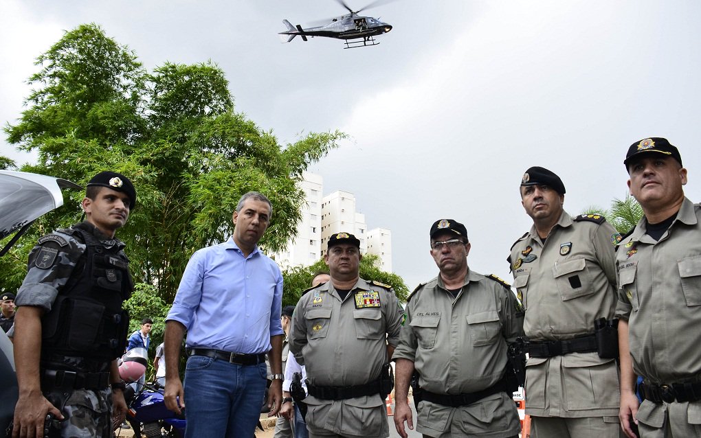 Relatório divulgado nesta segunda-feira revela proatividade recorde das estruturas de segurança pública do Estado; de 25 de fevereiro até 17 de março, as forças policiais do Estado prenderam 1.973 suspeitos, sendo 1.555 em flagrante durante ações da Polícia Militar e 418 da Polícia Civil; PM apreendeu, ainda, 188 armas de diversos calibres; PC deflagrou 132 operações e os casos de maior repercussão em Goiás são 100% solucionados pela sua capacidade de investigação; nessas três semanas à frente da SSPAP, o vice-governador e secretário José Eliton transformou em rotina importantes operações como os bloqueios em todas as regiões da Capital e em cidades do interior (Foto: José Barbacena) Relatório divulgado nesta segunda-feira revela proatividade recorde das estruturas de segurança pública do Estado; de 25 de fevereiro até 17 de março, as forças policiais do Estado prenderam 1.973 suspeitos, sendo 1.555 em flagrante durante ações da Polícia Militar e 418 da Polícia Civil; PM apreendeu, ainda, 188 armas de diversos calibres; PC deflagrou 132 operações e os casos de maior repercussão em Goiás são 100% solucionados pela sua capacidade de investigação; nessas três semanas à frente da SSPAP, o vice-governador e secretário José Eliton transformou em rotina importantes operações como os bloqueios em todas as regiões da Capital e em cidades do interior