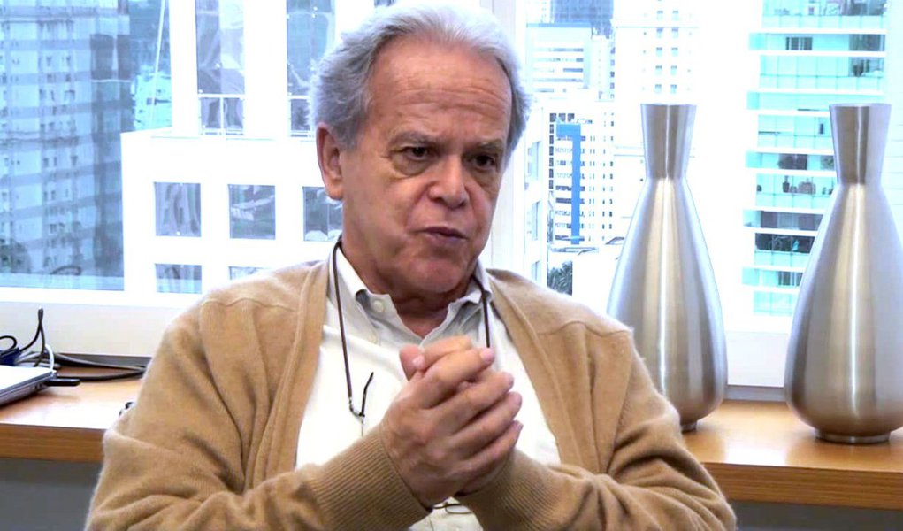 Luiz Carlos Mendonça de Barros, ex-presidente do BNDES e presidente da Foton Caminhões, afirma que o real desvalorizado traz um ganho de competitividade para a indústria imenso; ele afirma que o ‘novo câmbio’ permitiria à fábrica brasileira vender na América Latina um caminhão de 10 toneladas por quase o mesmo preço com que o veículo sai da Foton chinesa (Foto: Roberta Namour) Luiz Carlos Mendonça de Barros, ex-presidente do BNDES e presidente da Foton Caminhões, afirma que o real desvalorizado traz um ganho de competitividade para a indústria imenso; ele afirma que o ‘novo câmbio’ permitiria à fábrica brasileira vender na América Latina um caminhão de 10 toneladas por quase o mesmo preço com que o veículo sai da Foton chinesa