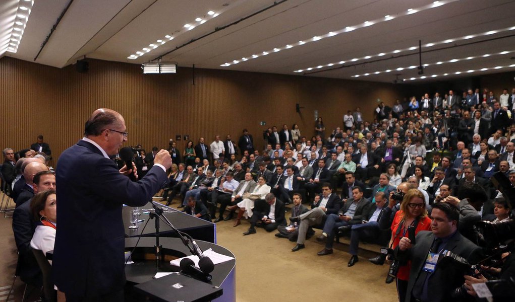 Durante encontro com prefeitos baianos em Salvador, o governador de São Paulo, Geraldo Alckmin, o nome mais forte do PSDB para a disputa presidencial em 2018, cobrou ação mais forte do governo Michel Temer para recuperar a economia; “O governo (federal) precisa passar mais empenho e determinação (no sentido da recuperação da economia)”, disse Alckmin; ele acrescentou que economia é confiança e “se todos acreditam, ajuda”; tucano tenta descolar sua imagem do golpe parlamentar que afastou Dilma e levou Michel Temer ao poder (Foto: Voney Malta) Durante encontro com prefeitos baianos em Salvador, o governador de São Paulo, Geraldo Alckmin, o nome mais forte do PSDB para a disputa presidencial em 2018, cobrou ação mais forte do governo Michel Temer para recuperar a economia; “O governo (federal) precisa passar mais empenho e determinação (no sentido da recuperação da economia)”, disse Alckmin; ele acrescentou que economia é confiança e “se todos acreditam, ajuda”; tucano tenta descolar sua imagem do golpe parlamentar que afastou Dilma e levou Michel Temer ao poder