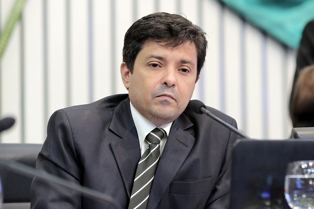 Henrique Javi esteve na Assembleia Legislativa nesta terça (20) para explicar o projeto de Lei, de autoria do Executivo, que autoriza o o Governo do Estado a contratar financiamento de US$ 123 milhões junto ao BID. Segundo ele, caso aprovados, os recursos serão investidos na construção do Hospital Regional do Vale do Jaguaribe, de algumas policlínicas, e no fortalecimento as redes secundárias e terciárias do sistema de saúde (Foto: Rodrigo Rocha) Henrique Javi esteve na Assembleia Legislativa nesta terça (20) para explicar o projeto de Lei, de autoria do Executivo, que autoriza o o Governo do Estado a contratar financiamento de US$ 123 milhões junto ao BID. Segundo ele, caso aprovados, os recursos serão investidos na construção do Hospital Regional do Vale do Jaguaribe, de algumas policlínicas, e no fortalecimento as redes secundárias e terciárias do sistema de saúde