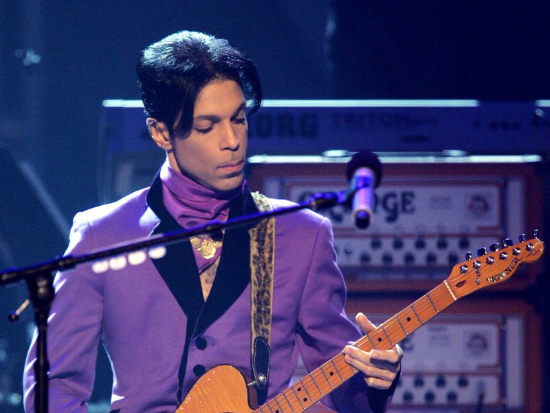 A polícia não encontrou sinais de suicídio ou trauma aparente na morte do astro musical Prince, mas pode levar semanas até que os resultados da autópsia revelem como ele morreu; autoridades do estado norte-americano de Minnesota realizaram uma autópsia no corpo de Prince na sexta-feia (22), um dia depois de o cantor e multi-instrumentista influente e pioneiro ser encontrado morto em casa, aos 57 anos (Foto: Romulo Faro) A polícia não encontrou sinais de suicídio ou trauma aparente na morte do astro musical Prince, mas pode levar semanas até que os resultados da autópsia revelem como ele morreu; autoridades do estado norte-americano de Minnesota realizaram uma autópsia no corpo de Prince na sexta-feia (22), um dia depois de o cantor e multi-instrumentista influente e pioneiro ser encontrado morto em casa, aos 57 anos