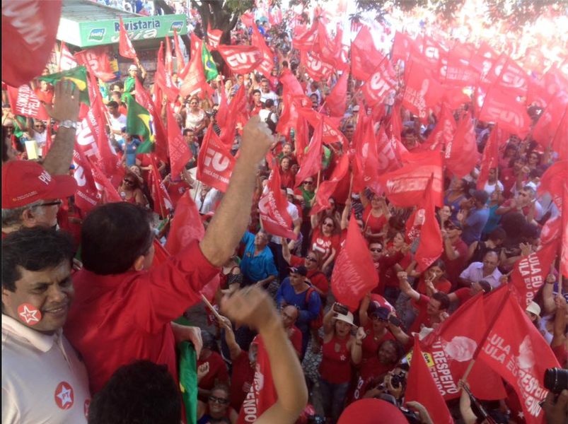 Manifestantes pró-Governo, militantes, representantes de partidos de esquerda, de centrais sindicais, movimentos sociais e tribos indígenas realizam ato de protesto contra o golpe e a favor da democracia na tarde desta sexta-feira (18), no Centro de Fortaleza. A manifestação começou por volta de 15h, na Praça da Bandeira, e seguiu em caminhada até a Praça do Ferreira, onde cerca de 100 mil pessoas se encontram, de acordo com a organização. Estão presentes também nomes como José Guimarães, líder do Governo na Câmara; Francisco De Assis Diniz, presidente do PT Ceará, Deodato Ramalho, vereador da Capital; e Elmano de Freitas, deputado e presidente do PT Fortaleza (Foto: Rodrigo Rocha) Manifestantes pró-Governo, militantes, representantes de partidos de esquerda, de centrais sindicais, movimentos sociais e tribos indígenas realizam ato de protesto contra o golpe e a favor da democracia na tarde desta sexta-feira (18), no Centro de Fortaleza. A manifestação começou por volta de 15h, na Praça da Bandeira, e seguiu em caminhada até a Praça do Ferreira, onde cerca de 100 mil pessoas se encontram, de acordo com a organização. Estão presentes também nomes como José Guimarães, líder do Governo na Câmara; Francisco De Assis Diniz, presidente do PT Ceará, Deodato Ramalho, vereador da Capital; e Elmano de Freitas, deputado e presidente do PT Fortaleza