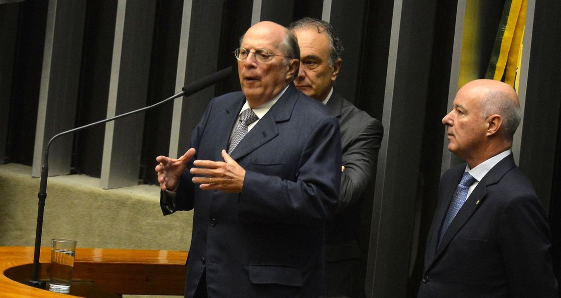 Jornalista Paulo Nogueira, do Diário do Centro do Mundo (DCM), avalia que o advogado Miguel Reale Jr., um dos autores do pedido de impeachment da presidente Dilma Rousseff, é hoje "um símbolo da insanidade golpista que caracteriza o Brasil destes dias turvos"; nesta sexta-feira, Reale Jr. defendeu o impeachment na Câmara, e chamou os parlamentares de "libertadores"; Paulo Nogueira pondera, contudo, que "este mesmo Reale, tão logo Cunha aceitou o pedido de impeachment contra Dilma, afirmou que se tratava de uma chantagem explícita" (Foto: Romulo Faro) Jornalista Paulo Nogueira, do Diário do Centro do Mundo (DCM), avalia que o advogado Miguel Reale Jr., um dos autores do pedido de impeachment da presidente Dilma Rousseff, é hoje "um símbolo da insanidade golpista que caracteriza o Brasil destes dias turvos"; nesta sexta-feira, Reale Jr. defendeu o impeachment na Câmara, e chamou os parlamentares de "libertadores"; Paulo Nogueira pondera, contudo, que "este mesmo Reale, tão logo Cunha aceitou o pedido de impeachment contra Dilma, afirmou que se tratava de uma chantagem explícita"