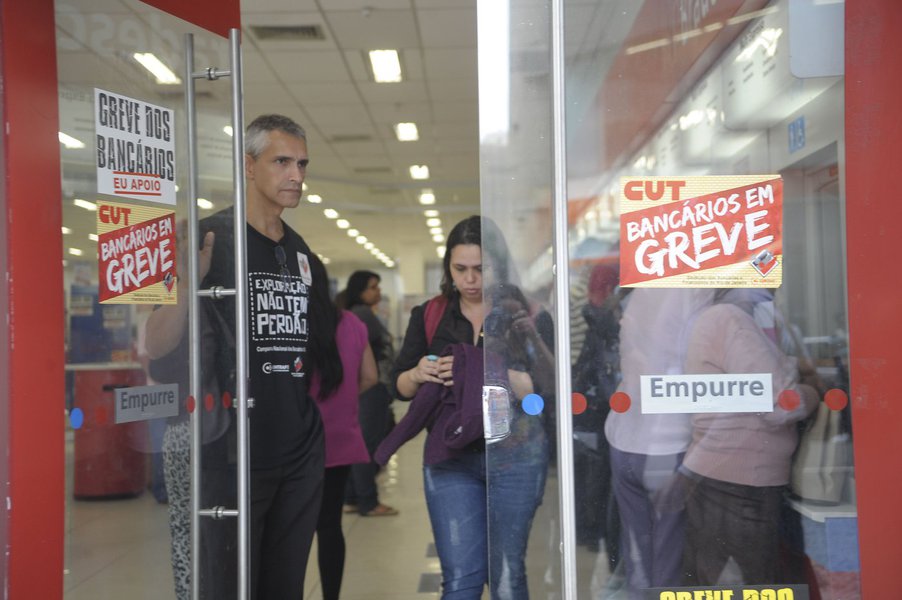 O Comando Nacional dos Bancários vai recomendar que a categoria aprove a proposta de reajuste salarial apresentada pela Federação Nacional dos Bancos (Fenaban), o que pode marcar o fim da greve que completa 21 dias na segunda-feira, disse o Sindicato dos Bancários de São Paulo, Osasco e região neste sábado; os bancos ofereceram reajuste de 10% nos salários e benefícios, com ganho real de 0,11%, e de 14% no vales refeição e alimentação (Foto: Gisele Federicce) O Comando Nacional dos Bancários vai recomendar que a categoria aprove a proposta de reajuste salarial apresentada pela Federação Nacional dos Bancos (Fenaban), o que pode marcar o fim da greve que completa 21 dias na segunda-feira, disse o Sindicato dos Bancários de São Paulo, Osasco e região neste sábado; os bancos ofereceram reajuste de 10% nos salários e benefícios, com ganho real de 0,11%, e de 14% no vales refeição e alimentação