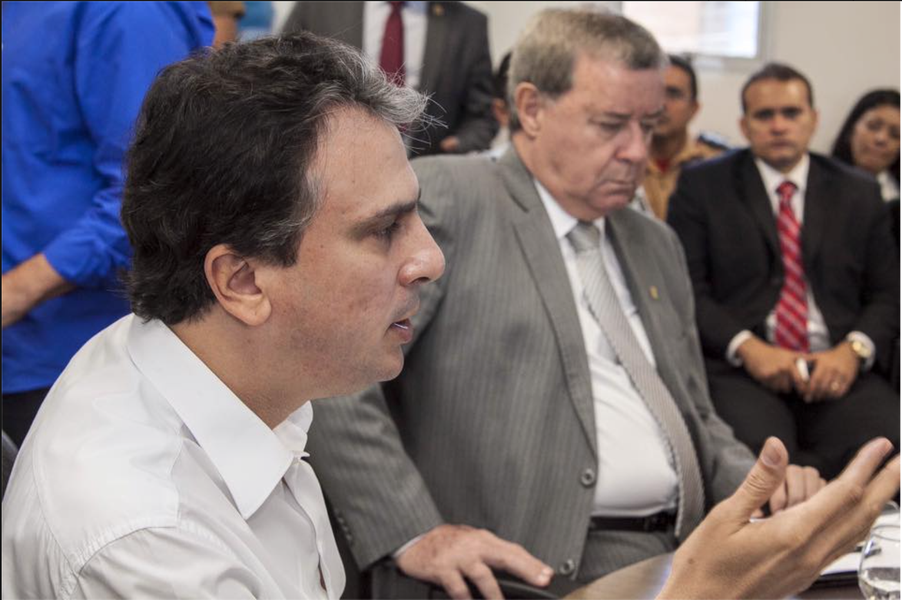 O governador Camilo Santana (PT) anunciou nesta quinta-feira (2), em reunião do programa “Em Defesa da Vida”, que o índice de Crimes Violentos Letais Intencionais (CVLIs) teve queda de 6,6% em novembro, em relação ao mesmo período do ano passado. Todas as regiões do estado apresentaram redução, sedo as maiores no Interior Norte (-11,4%) e em Fortaleza (-7,3%). No acumulado do ano, a queda é de 9,8% em todo o estado (Foto: Rodrigo Rocha) O governador Camilo Santana (PT) anunciou nesta quinta-feira (2), em reunião do programa “Em Defesa da Vida”, que o índice de Crimes Violentos Letais Intencionais (CVLIs) teve queda de 6,6% em novembro, em relação ao mesmo período do ano passado. Todas as regiões do estado apresentaram redução, sedo as maiores no Interior Norte (-11,4%) e em Fortaleza (-7,3%). No acumulado do ano, a queda é de 9,8% em todo o estado