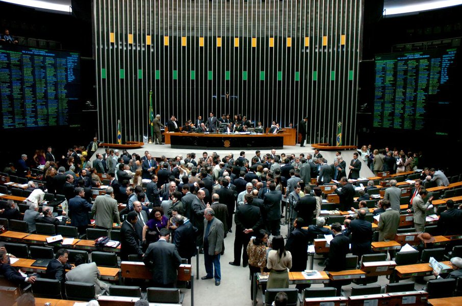 Uma semana após a conclusão do processo eleitoral municipal, os deputados retomam na terça-feira (8) as votações no plenário da Câmara, e entre as matérias a ser apreciadas estão os últimos destaques ao projeto de lei do Senado que desobriga a Petrobras de ser operadora exclusiva do pré-sal e a Medida Provisória 742/16, que flexibiliza o horário de transmissão do programa a Voz do Brasil; votação da MP deverá ocorrer antes da apreciação dos destaques do pré-sal, porque a matéria está trancando a pauta de votações (Foto: Romulo Faro) Uma semana após a conclusão do processo eleitoral municipal, os deputados retomam na terça-feira (8) as votações no plenário da Câmara, e entre as matérias a ser apreciadas estão os últimos destaques ao projeto de lei do Senado que desobriga a Petrobras de ser operadora exclusiva do pré-sal e a Medida Provisória 742/16, que flexibiliza o horário de transmissão do programa a Voz do Brasil; votação da MP deverá ocorrer antes da apreciação dos destaques do pré-sal, porque a matéria está trancando a pauta de votações