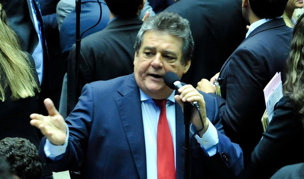"Entendi como uma agressão ao governo e à Presidente Dilma as indicações dos Deputados Eduardo Bolsonaro e Marco Feliciano, como membros titulares da Comissão que vai analisar o Impeachment; dois parlamentares que ultrapassam os limites da política, beirando o ódio ao nosso governo e à Presidente Dilma; a oposição brasileira passou de todos os limites de convivência democrática; não vai ter impeachment", disse o deputado Silvio Costa (Foto: Roberta Namour) "Entendi como uma agressão ao governo e à Presidente Dilma as indicações dos Deputados Eduardo Bolsonaro e Marco Feliciano, como membros titulares da Comissão que vai analisar o Impeachment; dois parlamentares que ultrapassam os limites da política, beirando o ódio ao nosso governo e à Presidente Dilma; a oposição brasileira passou de todos os limites de convivência democrática; não vai ter impeachment", disse o deputado Silvio Costa