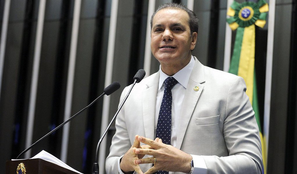 Depois de afirmar que a presidente Dilma deve deixar o cargo em até duas semanas, o senador Ataídes Oliveira (PSDB) defendeu no Senado, que o governo de transição do atual vice-presidente Michel Temer trilhe dois caminhos para o desenvolvimento: o primeiro é cortar gastos e enxugar a máquina; o segundo, propor um pacto com a cadeia produtiva; "É imprescindível cortar gastos e enxugar a máquina pública. Depois, chamar para conversar os empresários e industriais, a cadeia produtiva do país: Devem sentar com eles e dizer: 'O que vocês precisam para gerar emprego e renda?' Creio que eles vão dizer: reduzir juros. A taxa Selic, que hoje está em 14,25%, deve cair para 8,25% e o Brasil vai economizar em torno de R$ 310 bilhões. É o começo para resolver o problema do desemprego no País" (Foto: Leonardo Lucena) Depois de afirmar que a presidente Dilma deve deixar o cargo em até duas semanas, o senador Ataídes Oliveira (PSDB) defendeu no Senado, que o governo de transição do atual vice-presidente Michel Temer trilhe dois caminhos para o desenvolvimento: o primeiro é cortar gastos e enxugar a máquina; o segundo, propor um pacto com a cadeia produtiva; "É imprescindível cortar gastos e enxugar a máquina pública. Depois, chamar para conversar os empresários e industriais, a cadeia produtiva do país: Devem sentar com eles e dizer: 'O que vocês precisam para gerar emprego e renda?' Creio que eles vão dizer: reduzir juros. A taxa Selic, que hoje está em 14,25%, deve cair para 8,25% e o Brasil vai economizar em torno de R$ 310 bilhões. É o começo para resolver o problema do desemprego no País"